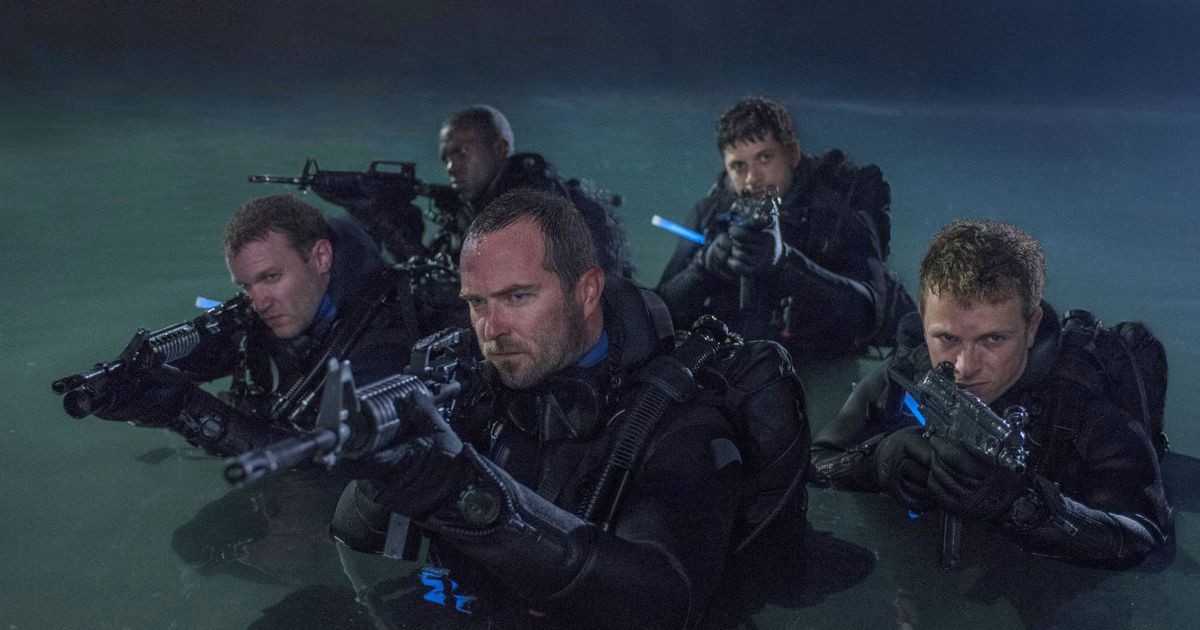 Xem phim Đột Kích Hồ Giấu Vàng (Renegades) 2017