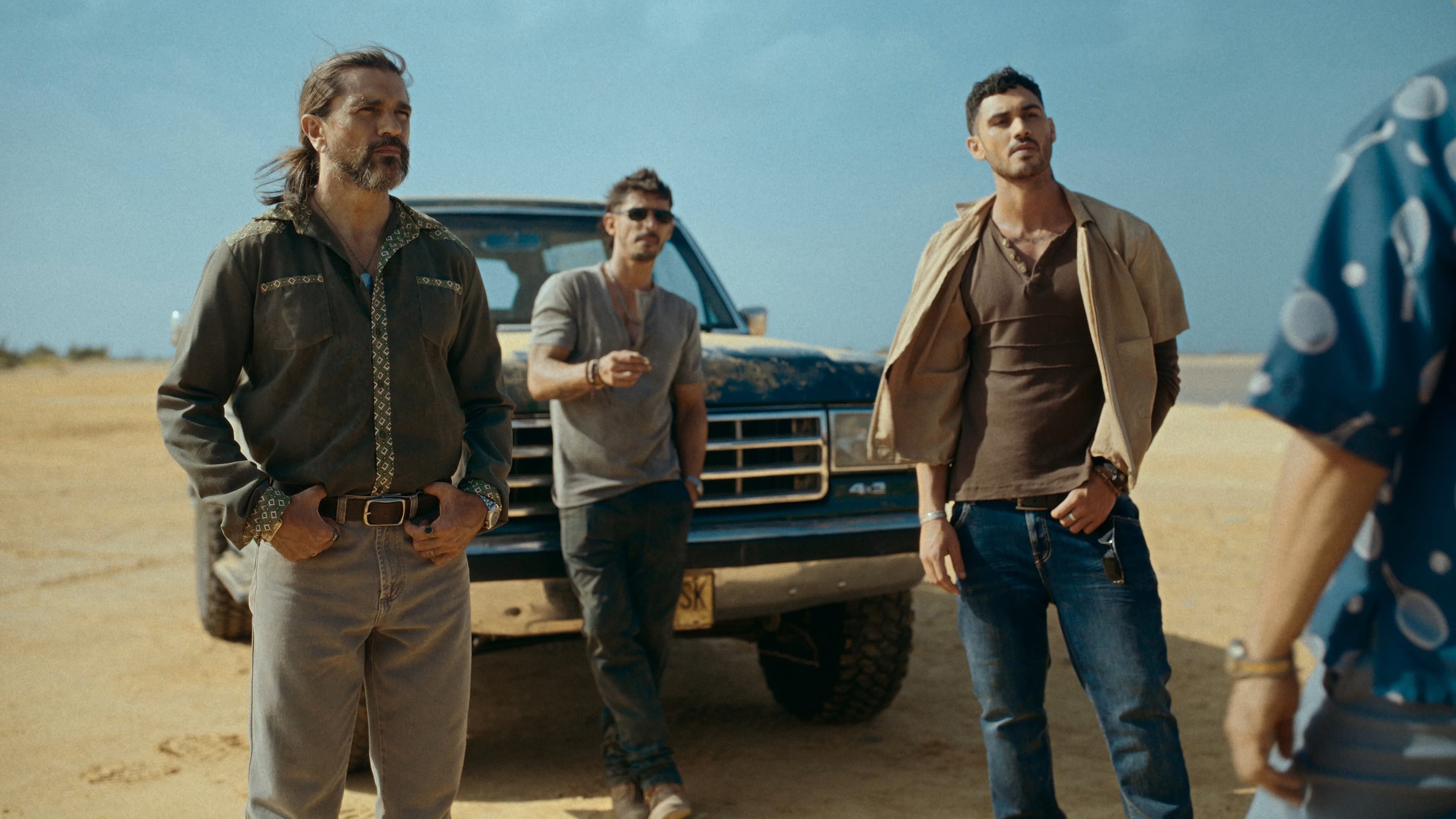 Xem phim Kẻ Buôn Lậu (Pimpinero: Sangre y gasolina/Pimpinero: Blood and Oil) 2026