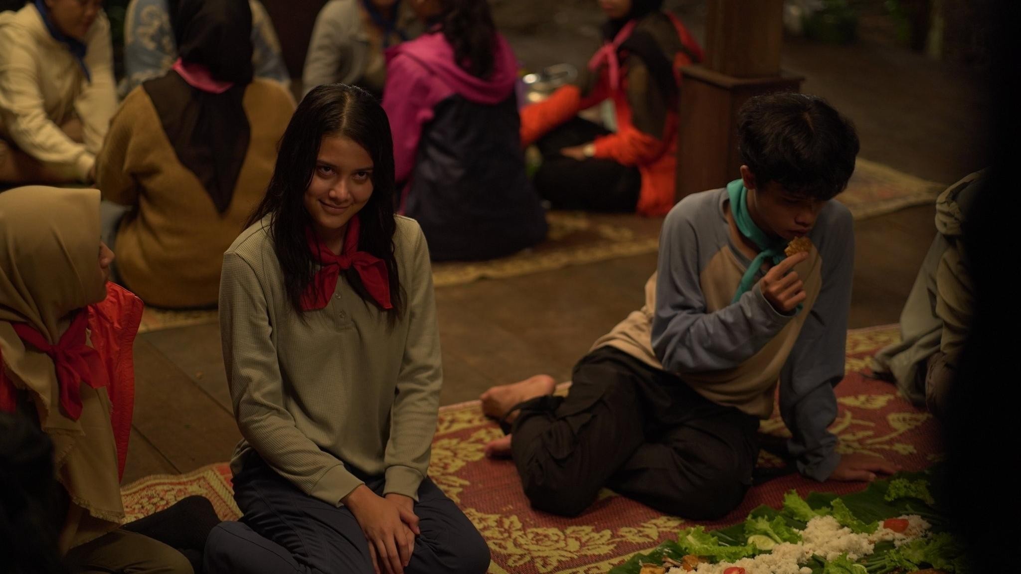 Xem phim Trại Cấm: Ám Hồn Tập Thể (Kemah Terlarang: Kesurupan Massal) 2024